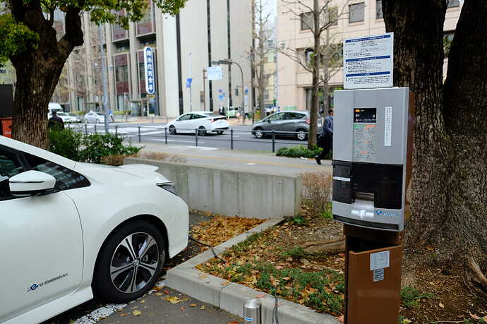 横浜市役所に設置されている200V普通充電器。無料なのは有り難いが、残念ながら平日9:00-16:00のみで、1台しかない。しかし新市庁舎では急速充電器を含め、改善が予定されている。
