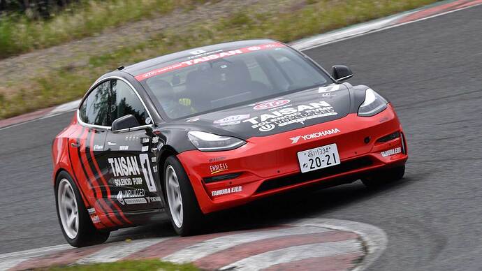 昨シーズンのチャンピオンである地頭所選手（TEAM TAISAN）は今シーズンもモデル3で参戦。