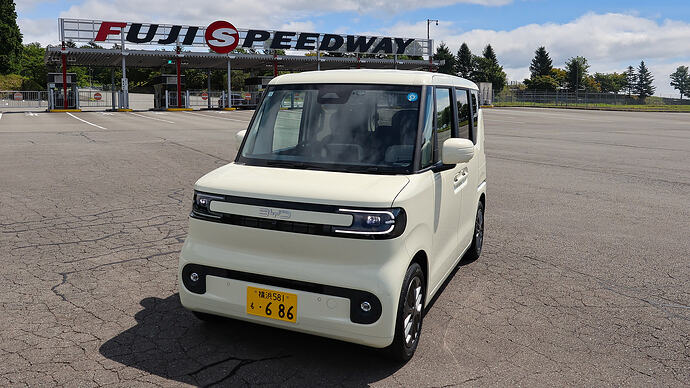 室内空間も走りにも余裕を感じる出来映えです。