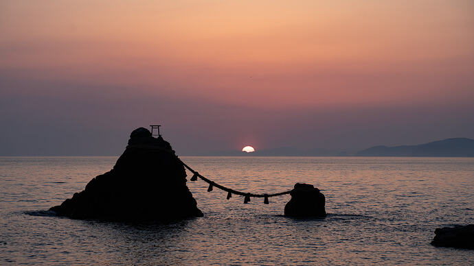 夫婦岩の夜明け。