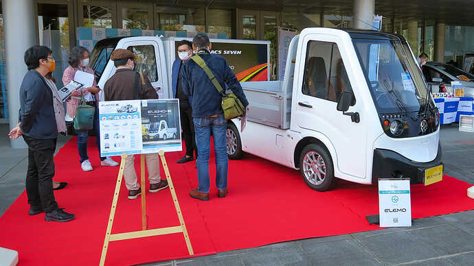 多くのEV&PHEVが並んだ会場でも注目度抜群。蕭社長は取材対応に大忙しでした。