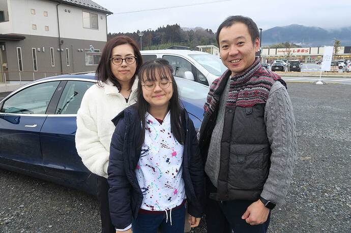 試乗した佐々木龍一さんご家族。ぜひ、EVの世界へ！