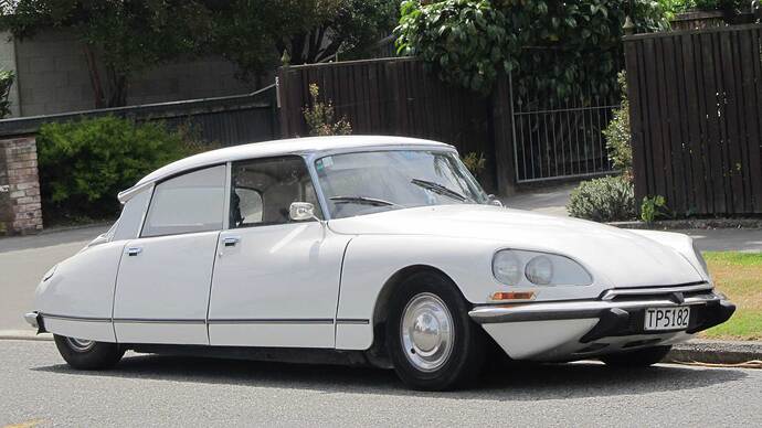 停車中のシトロエン DS。（出典：1974 Citroen DS Riley CC 2.0）