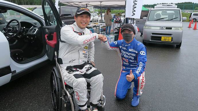 レース後、お互いの健闘をたたえ合う青木選手とレーサー鹿島選手。
