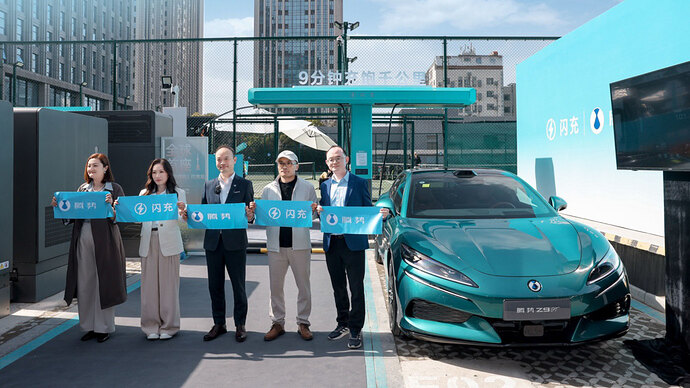4人のオーナー要望によって設置された初のフラッシュ充電ステーション。