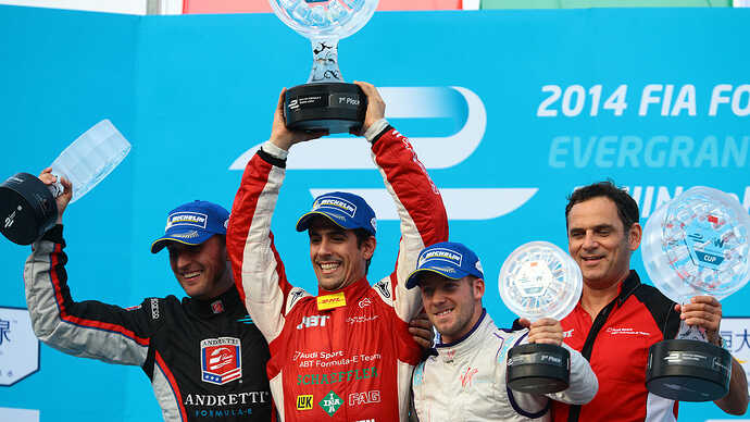 記念すべきシーズン1の第1戦北京E-PrixはAUDI SPORT ABT のルーカス・ディ・グラッシが優勝を飾った。