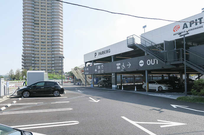 スーパーチャージャーは立体駐車場の1階、写真奥側車列に設置されています。CHAdeMOの急速充電器も1台設置されていたので、リーフをサクッと充電しました。