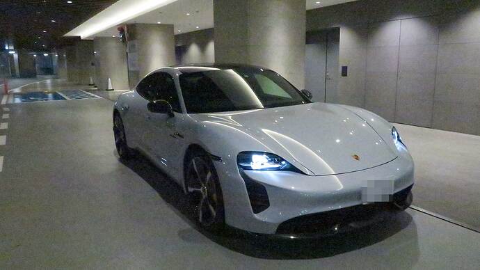 地下駐車場でご対面。暗くて写真粗めですみません。