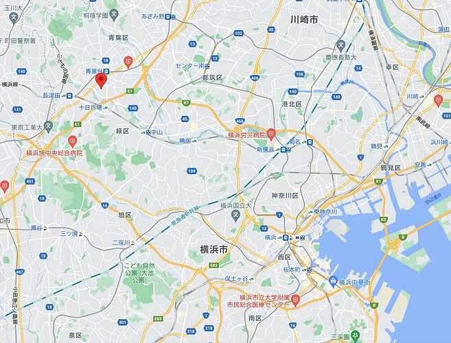 画面右下が横浜市の臨海部、いわゆる「みなと横浜」です。QCが設置されたのは内陸部。渋谷から長津田方面を結ぶ「東急田園都市線」沿いの、田奈（たな）という駅からほど近い場所です。左上の赤いマーキングの場所が「しらとり台」です。画面左上には玉川大学が見えていますが、ここはもう東京都町田市です。（Google Mapより転載）