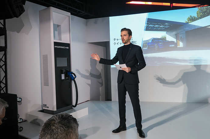 ABB製の急速充電器（まだ模型でした）。ゆくゆくはケーブル2本出しになるか？