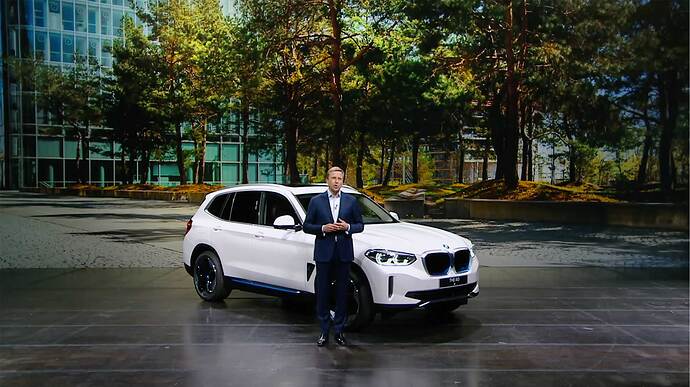 『WORLD PREMIERE OF THE FIRST-EVER BMW iX3』よりキャプチャ。