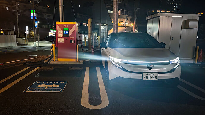 途中で温泉に入るために立ち寄った白浜町にもFLASHが設置されていました。充電はしませんでしたが経路上に240kW級超急速充電器が点在しているのは心強いです。