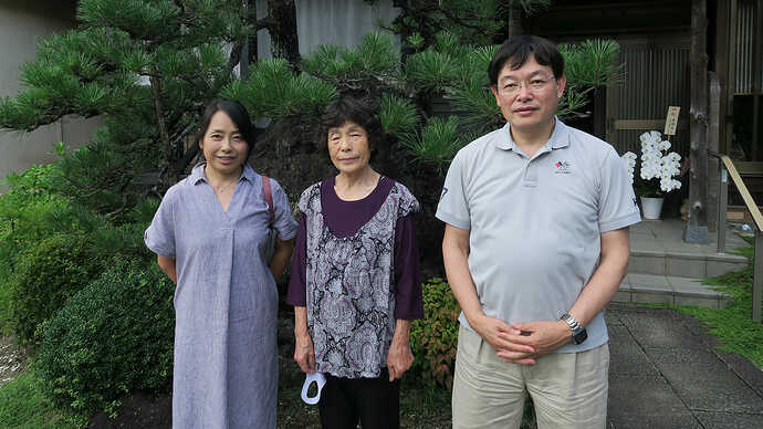 おそらく全国でもまだ数少ないZEH集合住宅を完成させた中川家のみなさん。左から、尊子さん、弘子さん、喜久さん。