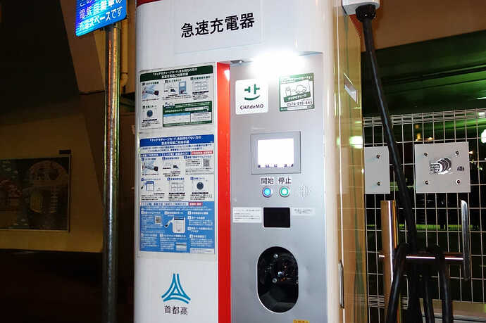 ビジター利用の説明などは充電器に掲示。ちょっと古い写真ですが、今も状況は同じ。スマホ片手に悪戦苦闘した末に、充電を諦めた人も知っています。