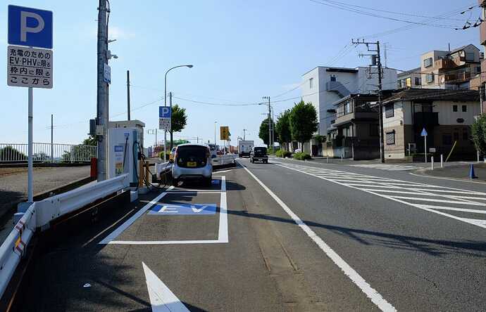 北西に進む道路側に設けられたQC。画面奥が「東急田園都市線田奈駅」方面にあたる。
