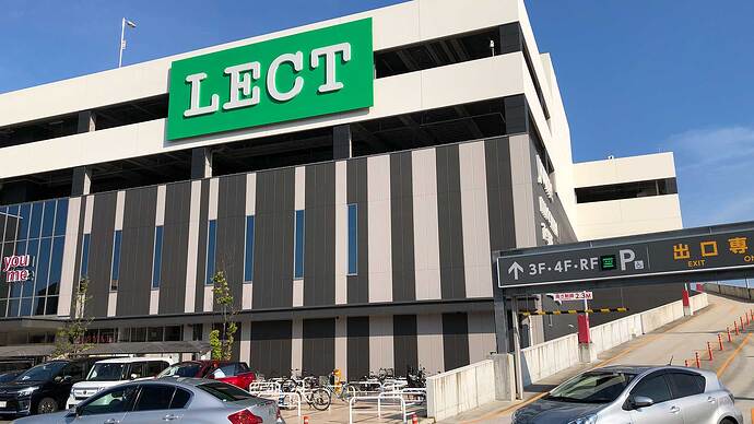 広島SCがあるショッピングモールに到着。