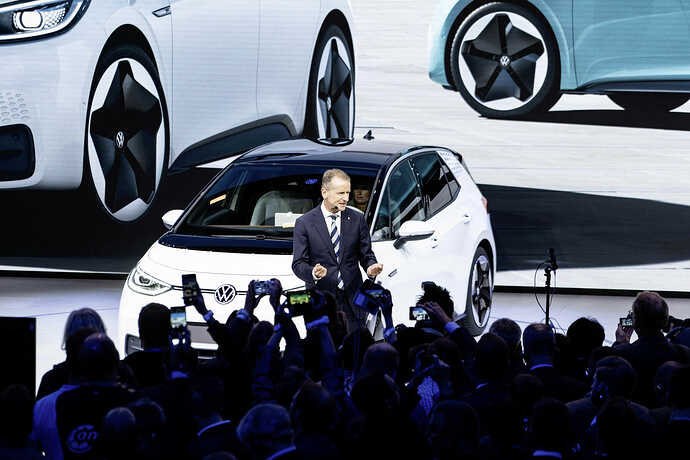 ID.3のプレゼンをするDiess氏。画像はVW公式サイトより。