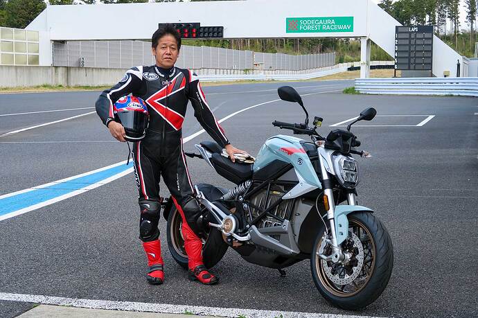 サーキット試乗をお願いした生見友希雄さんと『SR/F』。