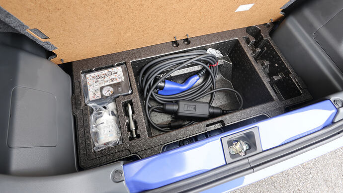 車載充電ケーブルも標準装備になるそうです。