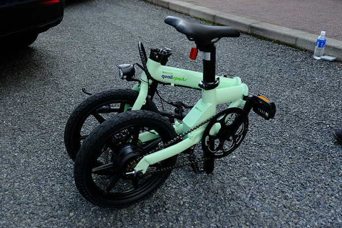 折りたたむと軽自動車の荷室にも詰めるコンパクトさ。