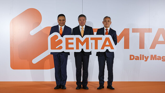 写真左から、CTOの山本浩二氏、代表取締役CEOの何暁慶氏、CMOの打越晋氏。