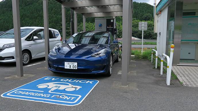 道の駅村岡ファームガーデンの充電器。豪雪地なので屋根付きです。