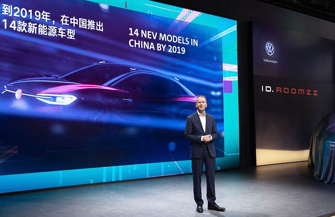 上海モーターショー2019 でプレゼンテーションをするVWグループの Herbert Diess CEO。