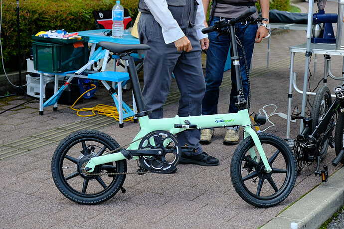 「イエローエイト」社が間もなく発売する電動アシスト付き折りたたみ自転車。なんと、シートポストが電池になっている。インホイール・モーター部分もコンパクトで、外見からは分からない。小さめの折りたたみ自転車によくある16インチのホイールを採用。2輪ともディスクブレーキ付き。
