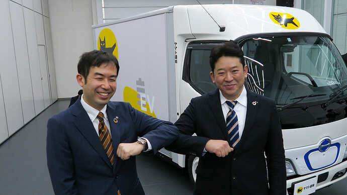 ヤマト運輸の小澤氏（左）と、日野自動車の東野氏（右）。