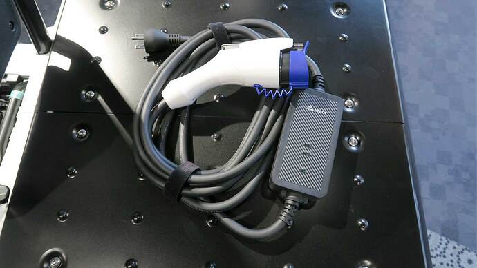 付属の200V用充電ケーブル。