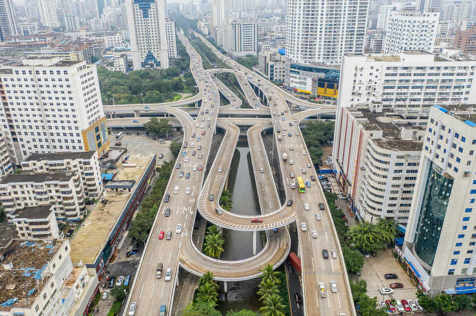 省の中心、海口市の高速道路。