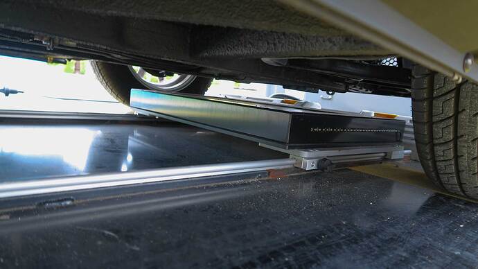 ワイヤレス充電機器は設置済みです。