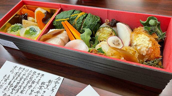 取材の際にいただいた、カネマツの野菜で市内の割烹『きたざわ』が作った自然栽培野菜のお弁当。美味しかったです。