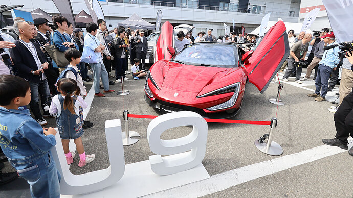 会場にはヤンワンU9も展示。抽選で選ばれた5名のBYDオーナーが助手席に乗車してダンスパフォーマンスを体験しました。