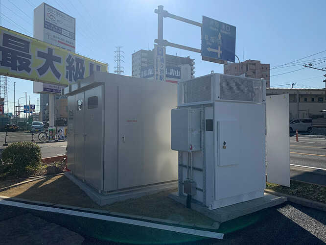 メイン機器は近くに設置。地面にいろいろ埋め込んでいるようです。