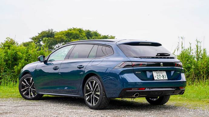 プジョー 508 SW GT HYBRID。