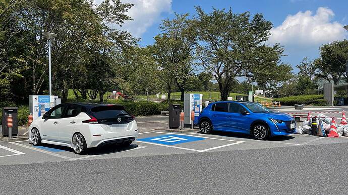 足柄SAの40kW器、30分で17.5kWh充電できました。