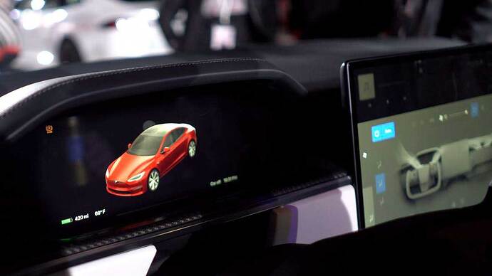 スッキリしたメーターパネルの上下にはエアコン吹出口が。出典：TeslaRaj