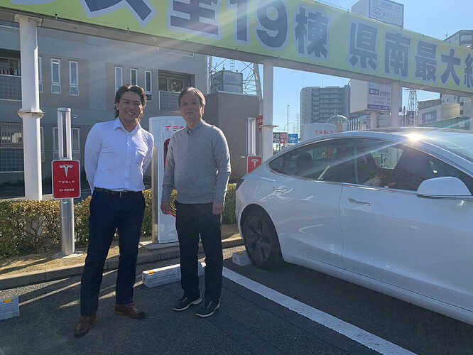 (左)マンションに事務所を構える白モデル3オーナーさん (右)V3設置の立役者 細井さん