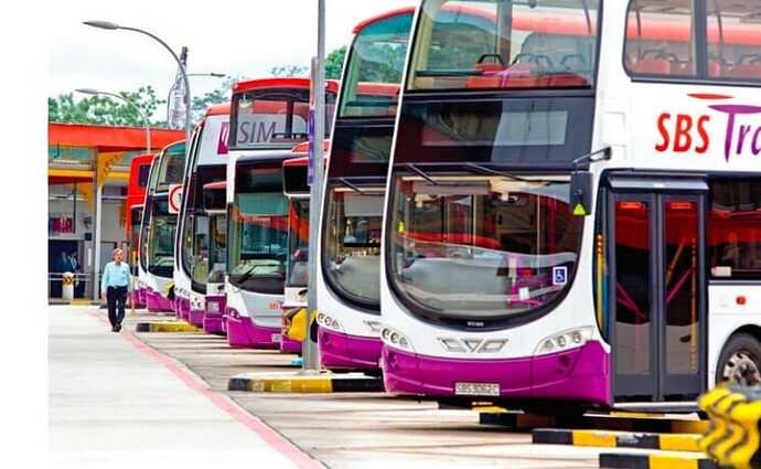 LTAが運行するバス。幹線には2階建てバスが頻繁に走る。車体にはSBS Transitの表記がなされている。なお、これらは電気バスではなく、ディーゼルのバスである。LTAの公式サイトより転載。