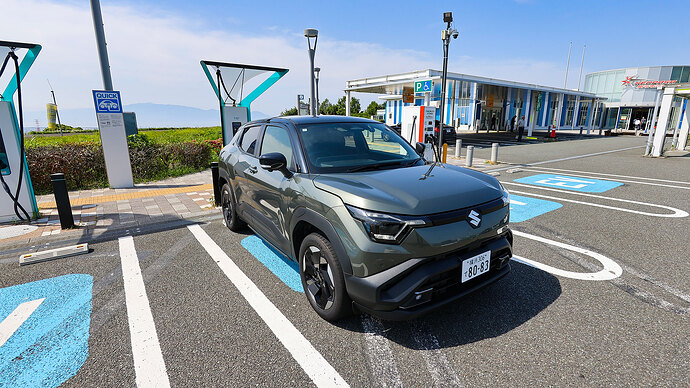 駿河湾沼津SAにて。この写真を撮ってクルマを一般駐車区画に移動。トイレ休憩だけで先を急ぎました。