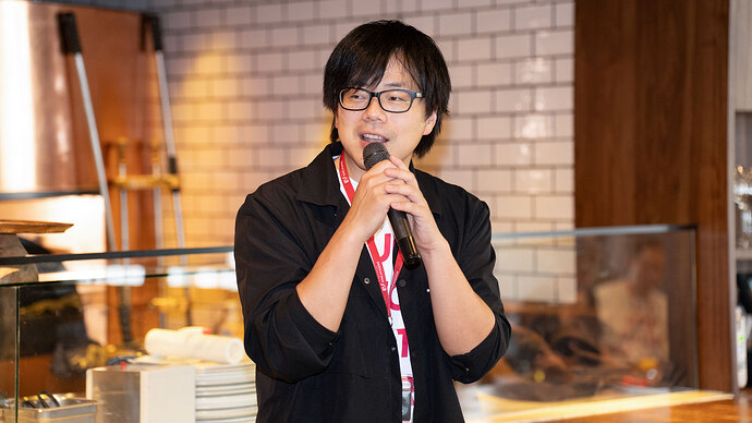 感謝の挨拶をする内藤義久さん。