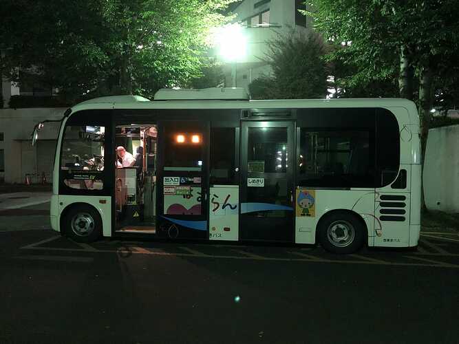 帰路にある無料QCの一つでは、CHAdeMOで充電するコミュニティー・バスとよく出会う。運転手さんによると、1日6〜7回、休憩時間に最大30分充電することで、毎日運行してる。「振動もなく、快適ですよ。力も強くて運転し易いし」とのこと。