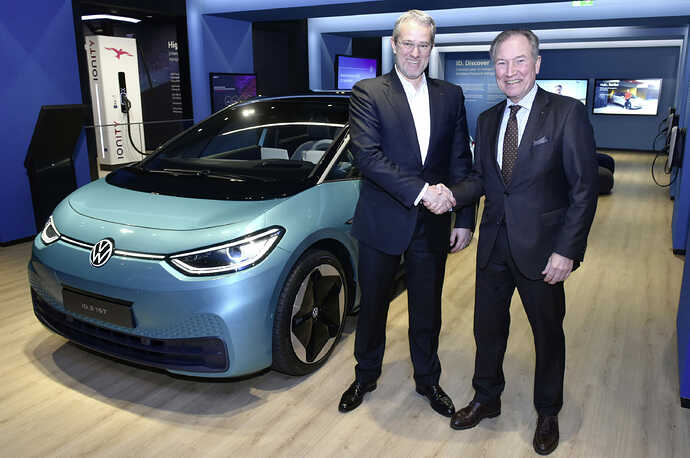 Holger Santel氏 （左）と、Dirk Weddigen von Knapp氏（右）。写真はVWメディアサイトより。