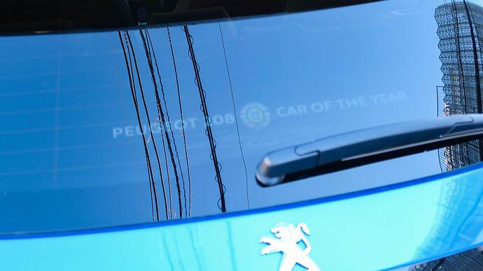長距離試乗でお借りした広報車にはヨーロッパ・カー・オブ・ザ・イヤーのステッカーがしっかり貼ってありました。映り込んだ電線に思い切りピントが合ってますが……。