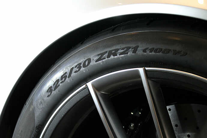 リアのタイヤサイズは「325/30 ZR21」、フロントは「265/35 ZR20」でした。ピレリP0の特注とのこと。エコタイヤ？ ちっとも話に出ませんでした。