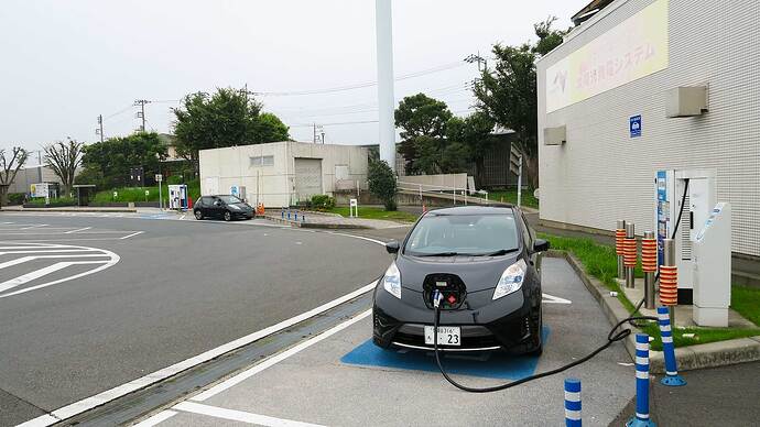 上り線充電スペース。1基だけ少し離れて設置されています。