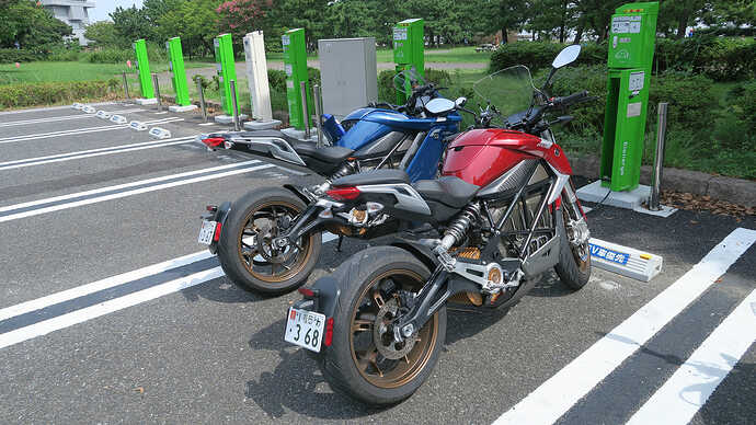 試乗車はEV用普通充電器で充電しつつ待ってくれていた。