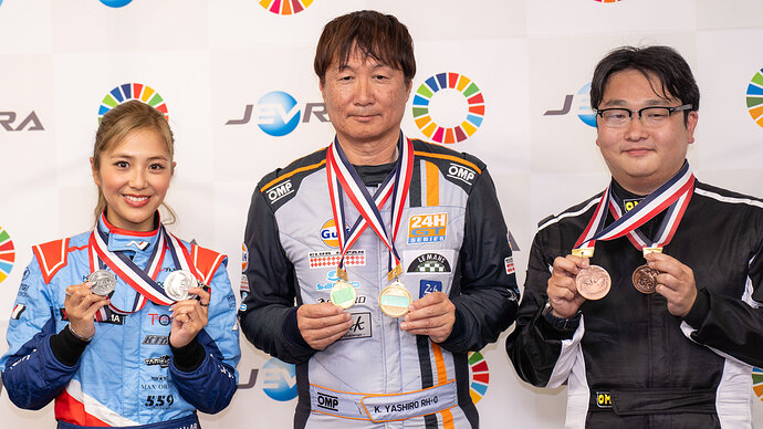 写真左から、織戸選手、KIMI選手、柴田選手。