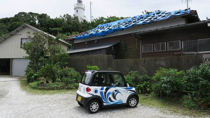 洲崎灯台下の駐車場に到着。まだ台風被害の跡が残ってました。